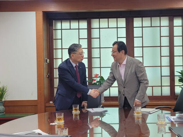 이현재 하남시장이 이한준 LH 사장과 가칭 신덕풍역사 위치 조정 및 하수처리시설 부담금 등 현안문제를 논의한 뒤 악수를 나누고 있다. 하남시 제공