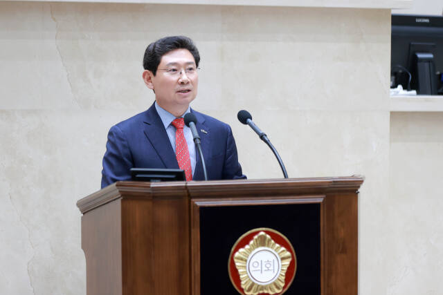 27일 오전 열린 용인특례시의회 제283회 제1차 정례회 제3차 본회의에서 이상일 시장이 답변을 하고 있다. 용인특례시 제공
