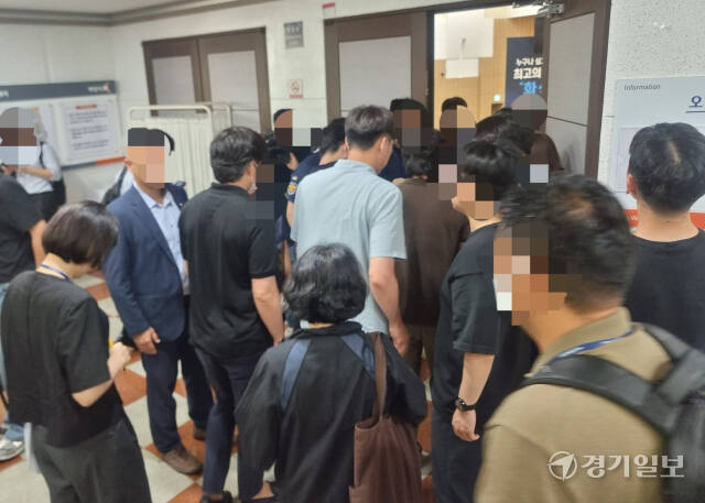화성시 등 관계당국이 아리셀 공장 화재 피해 유족과 첫 설명회를 진행했다. 김도균기자