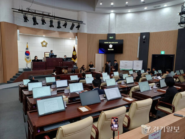더불어민주당 배정수 의원(마 선거구)이 27일 열린 제233회 임시회 제1차 본회의에서 화성시의회 제9대 하반기 의장으로 선출됐다. 김도균기자