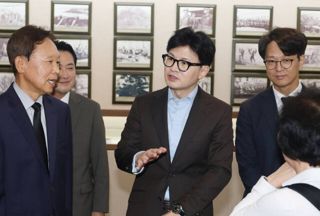 국민의힘 7·23 전당대회 당권주자인 한동훈 전 비상대책위원장이 28일 오전 부산 남구 유엔기념공원 기념관 내부를 둘러보고 있다. 연합뉴스