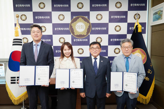 28일 오전 용인특례시의회 의장실에서 진행된 ‘입법 및 법률고문’ 위촉식에 참석한 (왼쪽부터) 김경렬 신임 법률고문(K파트너스 법률사무소 대표 변호사), 이돈영 신임 법률고문(법무법인 태일 소속 변호사), 윤원균 의장, 최민수 신임 입법고문(지방자치의정연구원장)이 기념촬영을 하고 있다. 용인특례시의회 제공