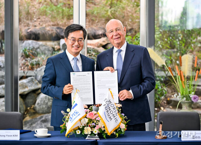 김동연 경기도지사가 28일 오후 수원특례시 도담소에서 열린 경기도-세계경제포럼 협력 협약식에서 클라우스 슈밥 세계경제포럼 회장과 4차산업혁명센터 설립 협약을 맺고 기념촬영을 하고 있다. 4차산업혁명센터는 오는 10월 판교에 국내 최초로 설립될 예정으로 세계경제포럼(WEF·다보스포럼)의 전 세계 19번째 센터다. 2017년 미국 샌프란시스코에 처음으로 문을 연 뒤 노르웨이, 일본, 인도 등에서 18개 센터가 운영되고 있으며 AI 기반의 스타트업 육성, 스마트 제조, 기후변화 대응 등 다양한 활동을 벌이고 있다. 윤원규기자