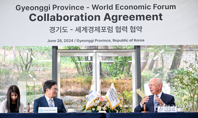 김동연 경기도지사가 28일 오후 수원특례시 도담소에서 열린 경기도-세계경제포럼 협력 협약식에서 클라우스 슈밥 세계경제포럼 회장과 대화를 나누고 있다. 윤원규기자