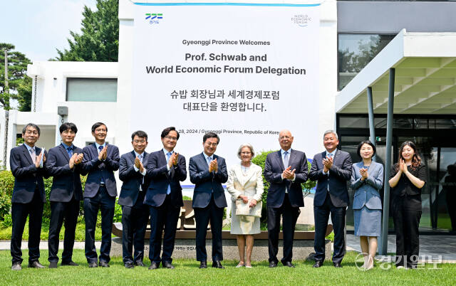 김동연 경기도지사가 28일 오후 수원특례시 도담소에서 열린 경기도-세계경제포럼 협력 협약식에서 클라우스 슈밥 세계경제포럼 회장 등 세계경제포럼 대표단 및 도 관계자들과 기념촬영을 하고 있다. 윤원규기자