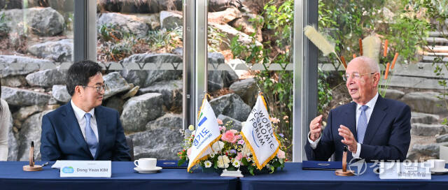 김동연 경기도지사가 28일 오후 수원특례시 도담소에서 열린 경기도-세계경제포럼 협력 협약식에서 클라우스 슈밥 세계경제포럼 회장과 대화를 나누고 있다. 윤원규기자