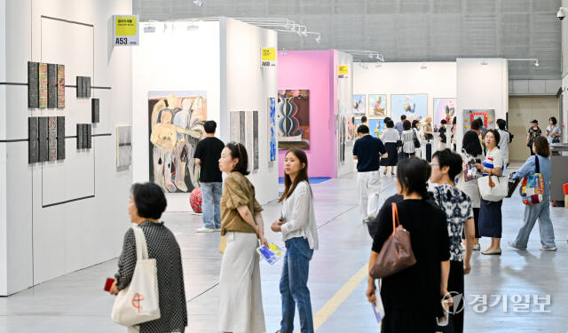 2024 화랑미술제 in 수원이 열리고 있는 28일 오전 수원컨벤션센터에서 관람객들이 다양한 작품을 감상하고 있다. 한국화랑협회 소속 95개 회원 화랑과 600여 명의 작가들의 회화, 조각 등 2천500여점의 작품이 전시되고 있는 이번 행사는 오는 30일까지 진행된다. 윤원규기자