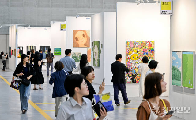 2024 화랑미술제 in 수원이 열리고 있는 28일 오전 수원컨벤션센터에서 관람객들이 다양한 작품을 감상하고 있다. 한국화랑협회 소속 95개 회원 화랑과 600여 명의 작가들의 회화, 조각 등 2천500여점의 작품이 전시되고 있는 이번 행사는 오는 30일까지 진행된다. 윤원규기자