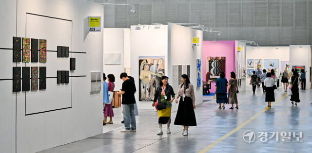 2024 화랑미술제 in 수원이 열리고 있는 28일 오전 수원컨벤션센터에서 관람객들이 다양한 작품을 감상하고 있다. 한국화랑협회 소속 95개 회원 화랑과 600여 명의 작가들의 회화, 조각 등 2천500여점의 작품이 전시되고 있는 이번 행사는 오는 30일까지 진행된다. 윤원규기자