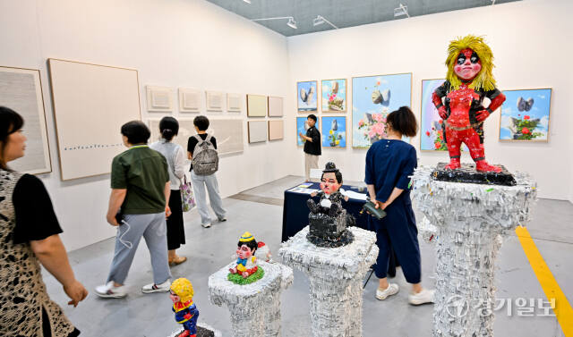 2024 화랑미술제 in 수원이 열리고 있는 28일 오전 수원컨벤션센터에서 관람객들이 다양한 작품을 감상하고 있다. 한국화랑협회 소속 95개 회원 화랑과 600여 명의 작가들의 회화, 조각 등 2천500여점의 작품이 전시되고 있는 이번 행사는 오는 30일까지 진행된다. 윤원규기자