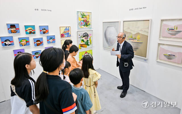 2024 화랑미술제 in 수원이 열리고 있는 28일 오전 수원컨벤션센터에서 어린이 관람객들이 도슨트의 설명을 듣고 있다. 윤원규기자