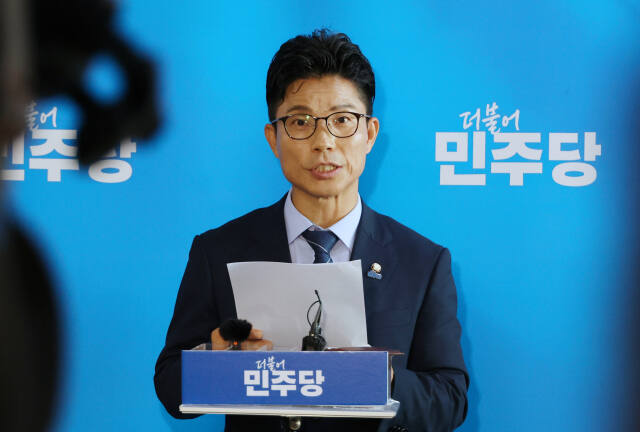 더불어민주당 전국당원대회준비위원회 대변인인 정을호 의원이 28일 오후 서울 여의도 국회에서 새 지도부 선출방식 등에 대한 회의 결과를 브리핑하고 있다. 연합뉴스