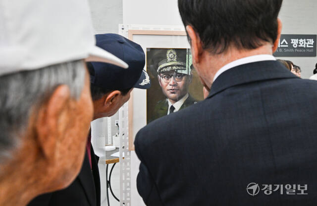 28일 오후 오산시 스미스평화관에서 열린 특별 기획전 'Tomorrow, 그들이 바라던 내일'과 스미스 특수임무부대원 유화초상화전을 찾은 시민들이 작품을 감상하고 있다.