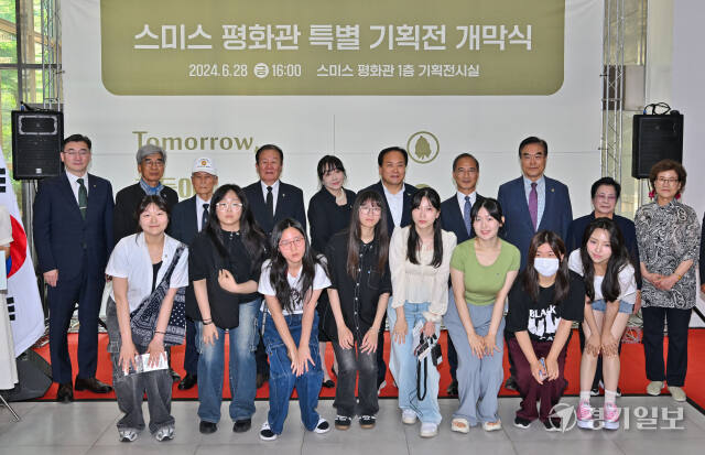 28일 오후 오산시 스미스평화관에서 열린 특별 기획전 'Tomorrow, 그들이 바라던 내일'과 스미스 특수임무부대원 유화초상화전 개막식에서 이권재 오산시장, 한국성 경기남부보훈지청장, 초상화를 그린 성신여자대학교 학생 등 참석자들이 기념촬영을 하고 있다.