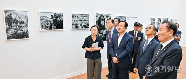 28일 오후 오산시 스미스평화관에서 열린 특별 기획전 'Tomorrow, 그들이 바라던 내일'과 스미스 특수임무부대원 유화초상화전 개막식에서 이권재 오산시장, 한국성 경기남부보훈지청장 등이 전시를 둘러보고 있다.