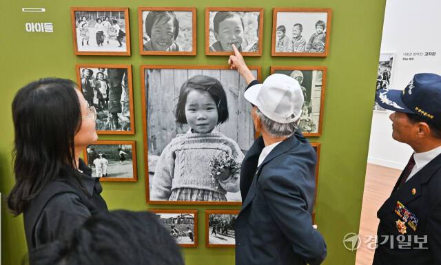 28일 오후 오산시 스미스평화관에서 열린 특별 기획전 'Tomorrow, 그들이 바라던 내일'을 찾은 시민들이 사진을 관람하고 있다. 이번 전시는 이날부터 내년 4월까지 열린다. 윤원규기자
