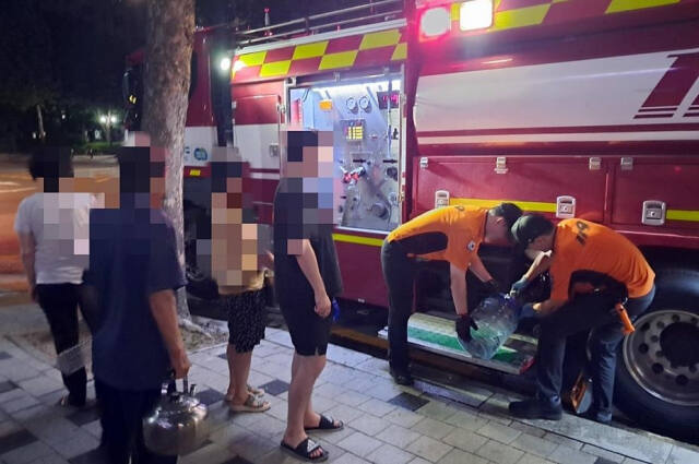 지난 28일 오후 7시 20분께 경기 고양시 주엽동의 한 아파트에 전기와 물 공급이 끊겨 소방대원들이 급수 지원하고 있다.