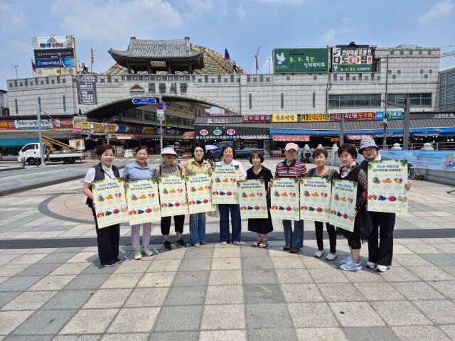 농림축산식품부는 ㈔한국부인회총본부(회장 남인숙)와 함께 ‘맛있는 제철과일 합리적으로 소비해요!’ 포스터를 제작, 소비자들에게 여름 제철 과일·과채의 종류와 효능에 대한 홍보·캠페인을 실시 중이라고 29일 밝혔다. 농림축산식품부 제공