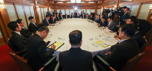 한덕수 국무총리가 30일 오전 서울시 종로구 삼청동 총리공관에서 열린 고위 당·정·대 협의회에서 발언하고 있다. 연합뉴스