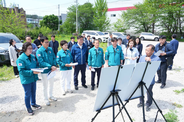 행정사무감사에 앞서 현장확인에 나선 시의원들. 포천시의회 제공