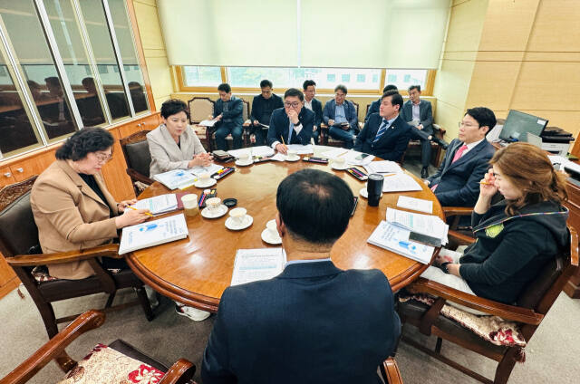 시의원들이 시 공무원으로부터 사업에 대한 설명을 듣고 있다.포천시의회 제공