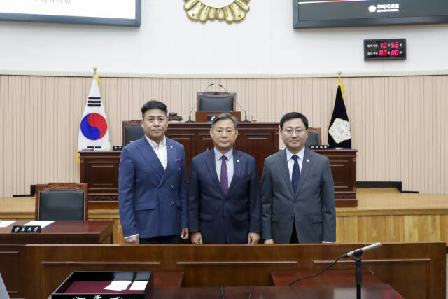 제9대 구리시의회 후반기 의장에 신동화(가운데), 부의장에 김성태, 운영위원장 정은철 의원이선출된 후 기념촬영을 하고 있다.구리시의회 제공