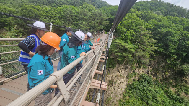 지난 27일 한국수자원공사 연천포천권지사와 연천군이 상류 홍수터 합동 안전점검을 실시하고 있다. 한국수자원공사 연천포천권지사 제공