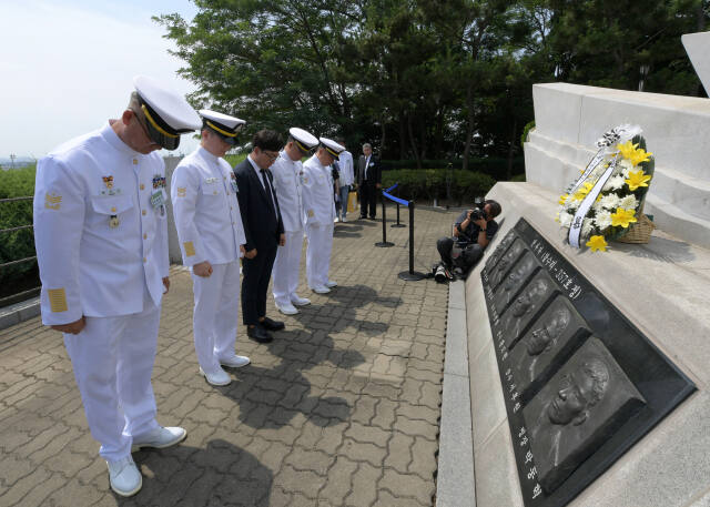29일 오전 해군 2함대에서 열린 제2연평해전 승전 22주년 기념식에 참석한 참전장병들이 제2연평해전 6용사에게 묵념하고 있다. 2함대 제공