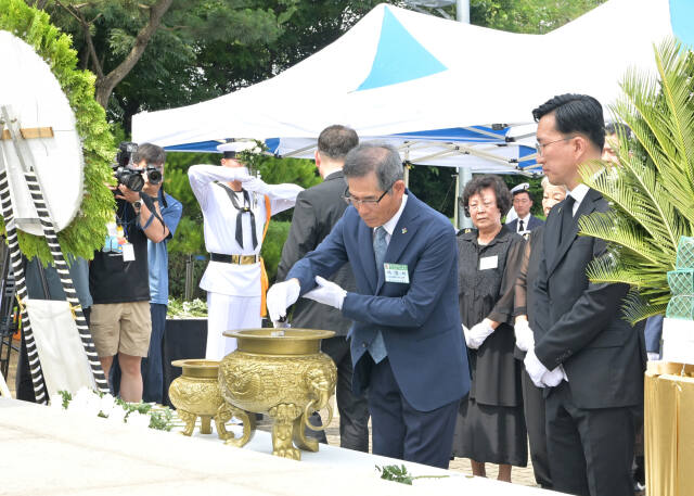 29일 오전 해군 2함대에서 열린 제2연평해전 승전 22주년 기념식에 참석한 서영석 유가족회장이 분향하고 있다. 2함대 제공