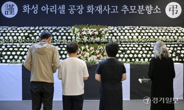 화재 사고후 첫 주말, 추모분향소를 찾는 시민들 [포토뉴스]