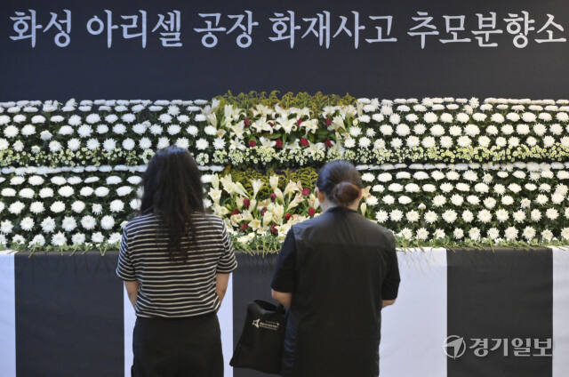 화재 사고후 첫 주말, 추모분향소를 찾는 시민들 [포토뉴스]
