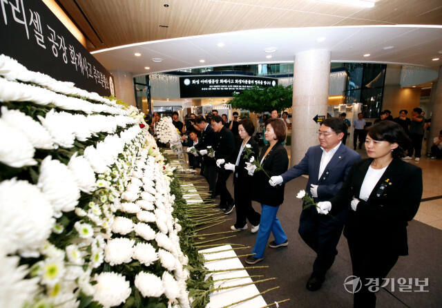 더불어민주당 송옥주·박주민·박지혜·이상식·이수진·박희승 등 의원 등이 28일 화성시청에 마련된 ‘화성 아리셀 공장 화재사고 희생자’ 분향소를 찾아 조문했다. 김도균기자