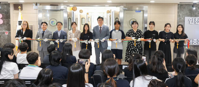 지난 27일 인천대중예술고등학교에서 열린 인천대중예술영재교육원 준공식에서 도성훈 인천시교육감 등 관계자들이 기념 촬영을 하고 있다. 인천시교육청 제공