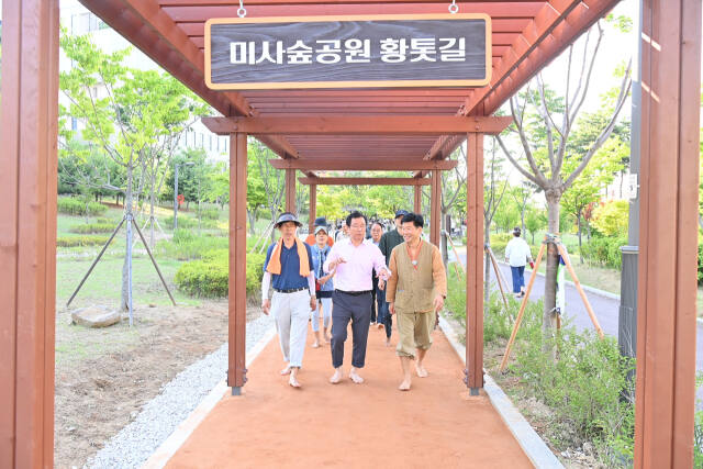 지난 28일 이현재 하남시장이 시민들과 미사숲공원 황톳길을 걷고 있다. 하남시 제공