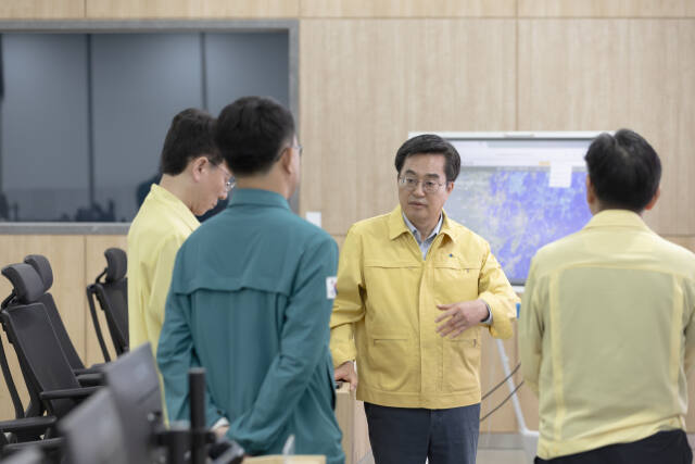 30일 오전 김동연 경기도지사가 자연재난 대비 경기도 재난안전상황실을 방문하여 호우 대처 상황을 점검하고 있다. 경기도 제공