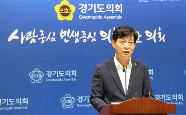 박세원 의원(개혁신당, 화성3)이 28일 경기도의회 브리핑룸에서 후반기 의장에 국민의힘 후보를 지지한다는 기자회견을 하고 있다. 경기도의회 제공.