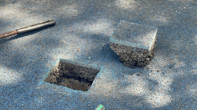 지난 5월21일 하남 소재 A초등학교 놀이터 탄성포장재 시료 채취 현장. 이지민기자