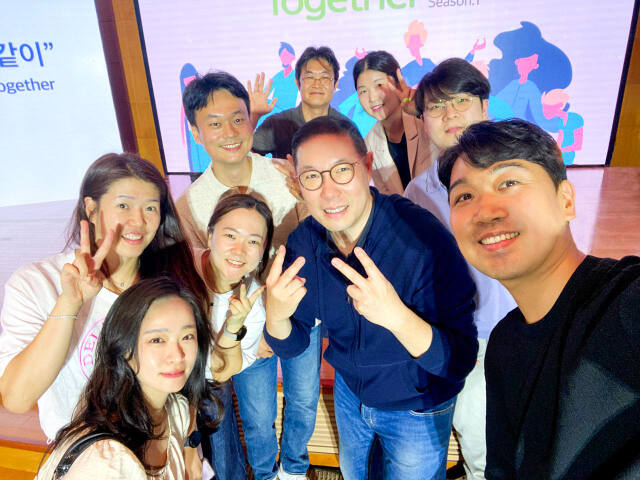 조현상 HS효성 부회장이 타운홀미팅서 직원들의 요청에 셀카를 찍고 있다. HS효성 제공