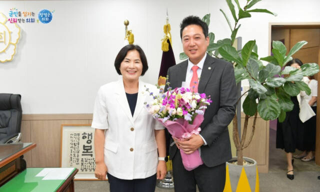 윤순옥 양평군의회 의장(왼쪽)과 제9대 후반기 의장에 선출된 황선호 의원(국민의힘). 양평군의회 제공.
