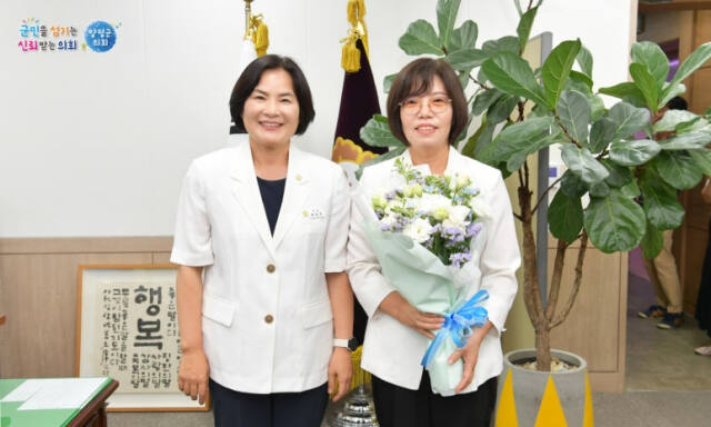 윤순옥 양평군의회 의장(왼쪽)과 제9대 후반기 부의장에 선출된 오혜자 의원(국민의힘). 양평군의회 제공.