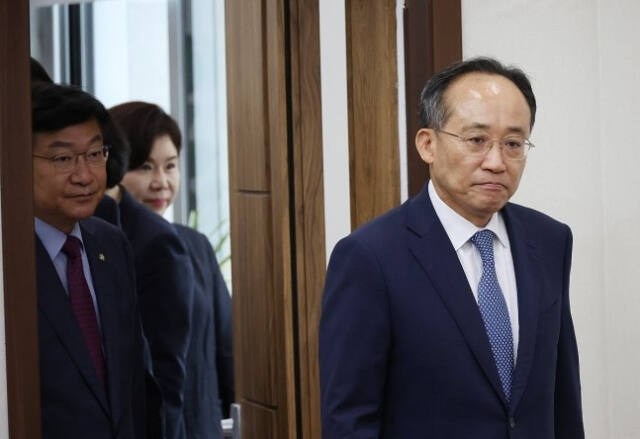 국민의힘 원내대표직에 복귀한 추경호 원내대표가 1일 국회에서 열린 비상대책위원회의에 입장하고 있다. 연합뉴스