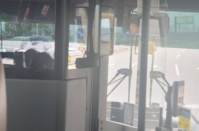 버스 노선을 혼동해 길 잃은 아이를 배려해준 2323 버스기사. 보배드림 갈무리