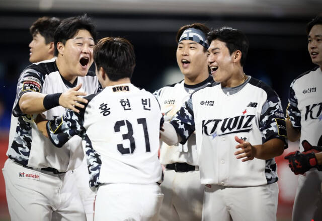 KT 위즈가 한화를 상대로 전반기 5연속 위닝시리즈에 도전한다. 사진은 지난 28일 삼성전서 극적 역전승을 거둔 뒤 환호하고 있는 선수들.KT 제공