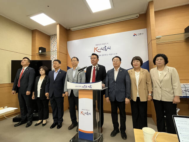 시흥시의회 국민의힘 및 무소속 의원 등 8명은 1일 오전 시흥시청 브리핑룸에서 기자회견을 갖고 “민주당이 의장과 상임위원장 3개를 고집해 원구성이 이뤄지지 않고 있다”고 책임을 돌렸다. 김형수기자
