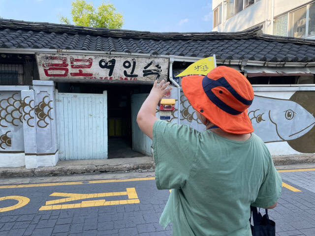 ‘행궁동 왕의 골목여행’에서 마을해설사는 각종 명소에 얽힌 이야기를 스토리텔링으로 풀어낸다. 투어를 진행하는 마을해설사의 모습. 수원문화재단 제공