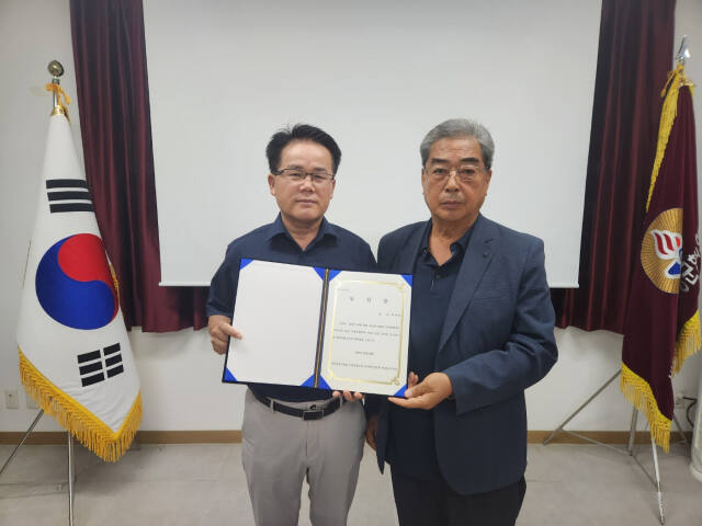 바르게살기운동가평군협의회 하재선 수석부회장(왼쪽)이 28일 제4대 회장에 당선된 후 기념촬영을 하고 있다. 협의회 제공