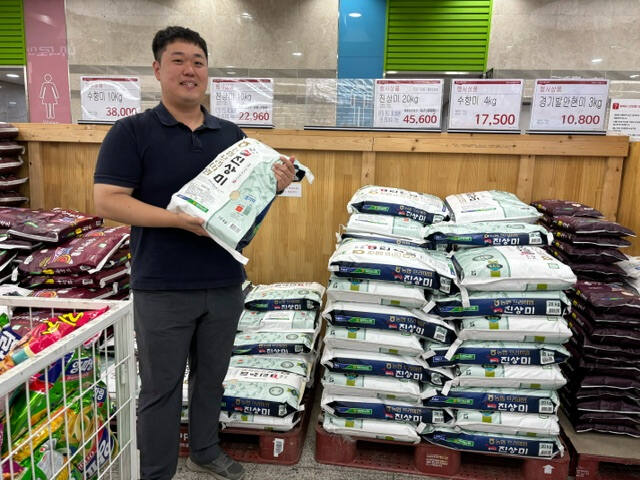 화성 발안농협 관계자가 지난 26일부터 시작된 ‘경기 살리기 통큰 세일 로컬푸드 판촉전’에서 할인 품목인 경기미를 들어보이고 있다. 농협경기본부 제공