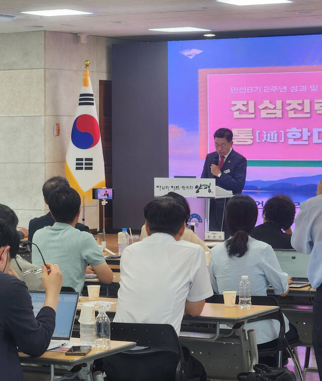 전진선 양평군수가 민선8기 2주년을 기념해 1일 군청 대회의실에서 언론 브리핑을 하고 있다. 황선주기자