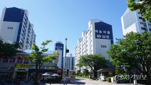고양 일산 1기 신도시 내 최고령 아파트인 백송마을 5단지 전경. 신진욱기자