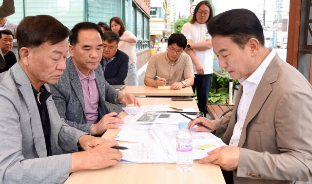 김동근 의정부시장이 신곡2동에서 열린 ‘현장시장실’에서 민원인의 고충을 듣고 있다. 의정부시 제공